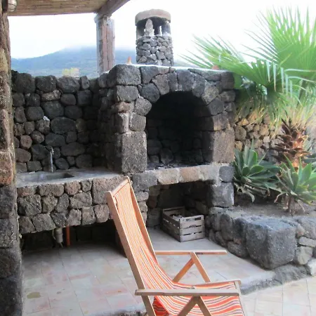 Dammusi La Favarotta Tatil Evi *